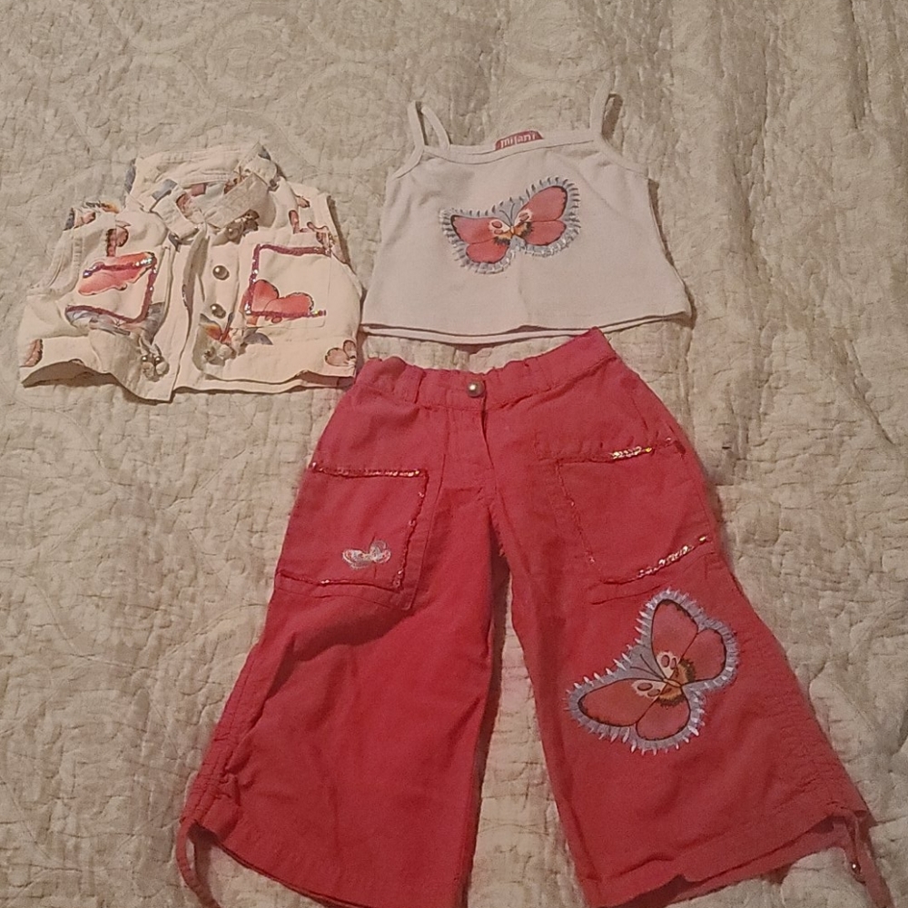 Really cute matching set for girls. 18-24 mts